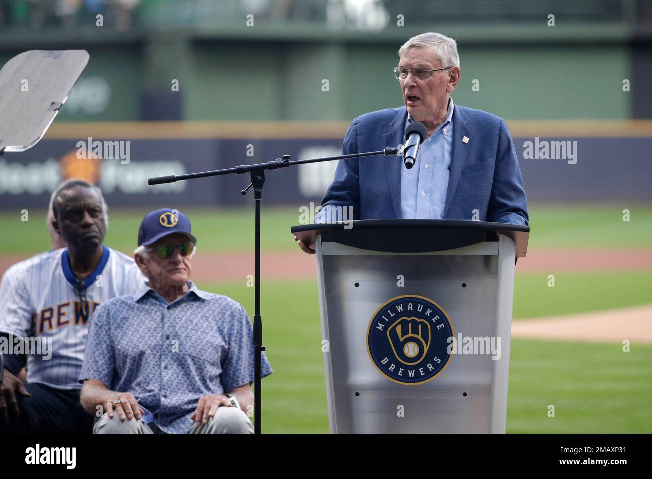 Broadcaster Bob Uecker speaks before a baseball game between the Milwaukee  Brewers and the Cincinnati Reds on Friday, Aug. 5, 2022, in Milwaukee. (AP  Photo/Aaron Gash Stock Photo - Alamy