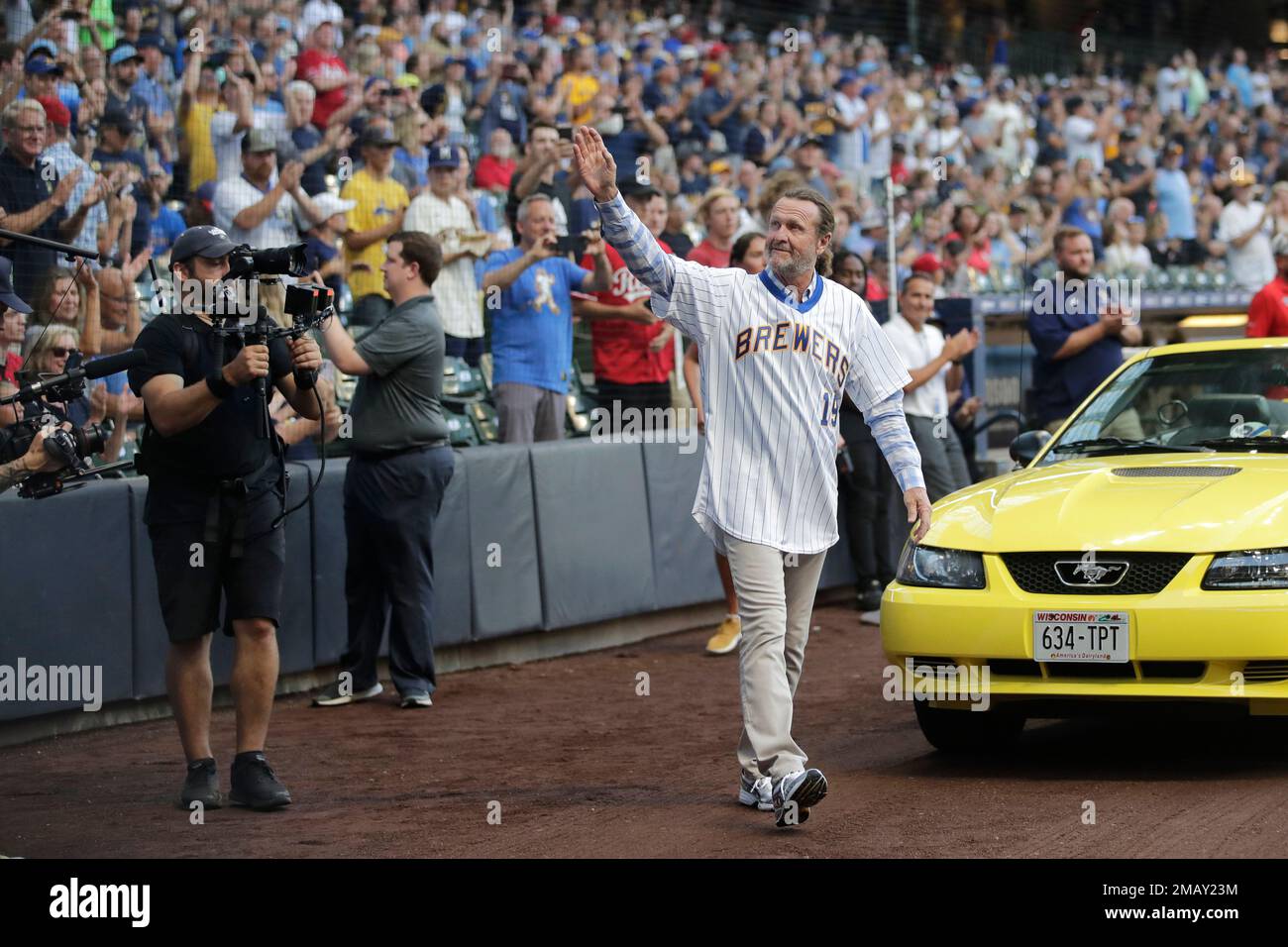 Former Milwaukee Brewers player Robin Yount acknowledges the crowd before a  baseball game between the Brewers and the Cincinnati Reds on Friday, Aug.  5, 2022, in Milwaukee. (AP Photo/Aaron Gash Stock Photo 