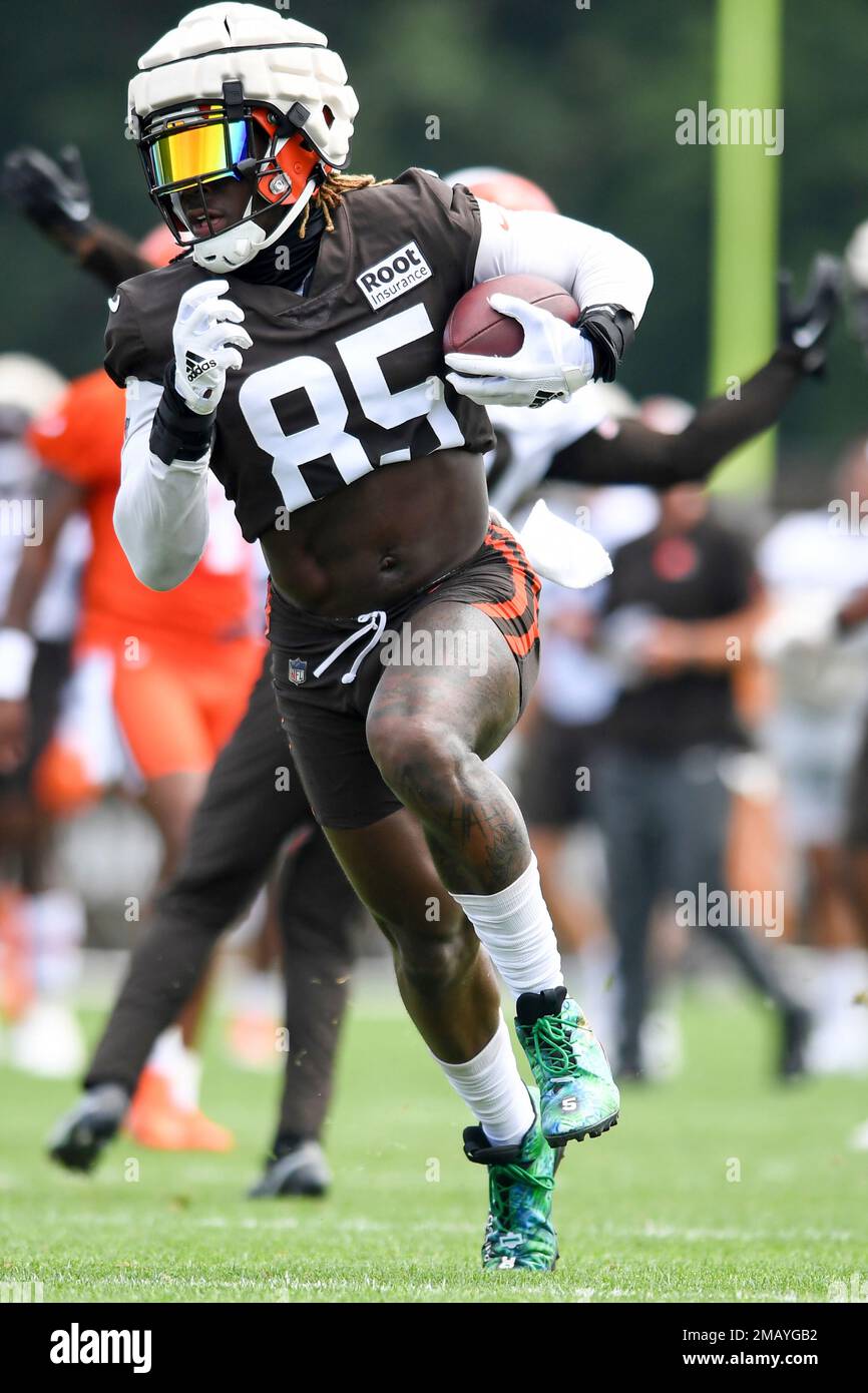 Cleveland Browns tight end David Njoku takes part in drills during the