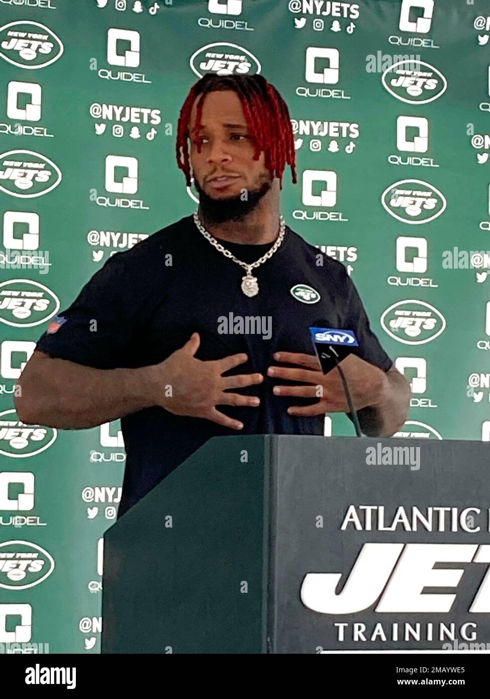 New York Jets linebacker Kwon Alexander speaks to reporters at the team