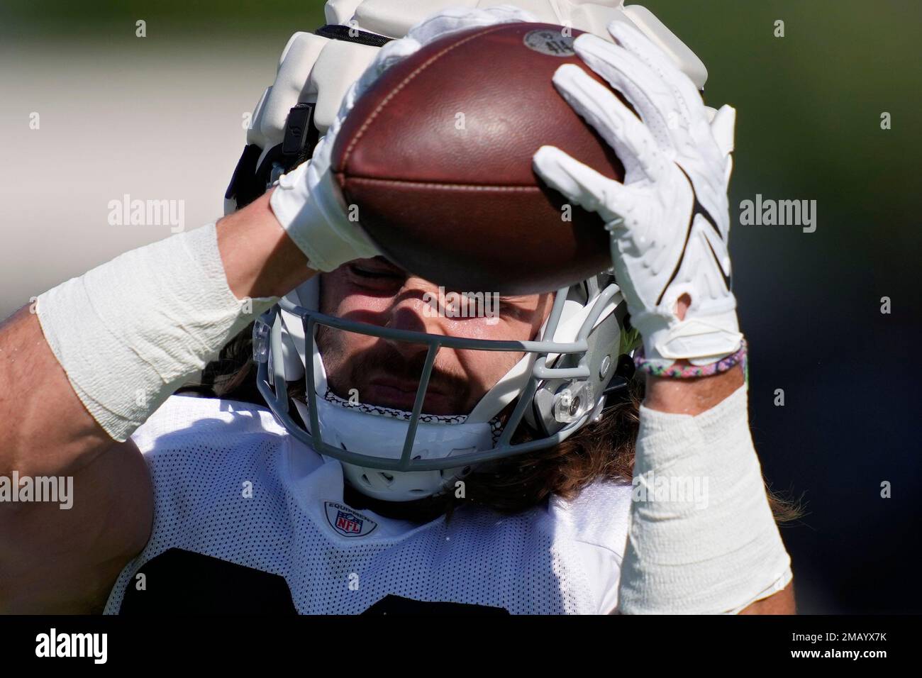 Las Vegas Raiders' Jacob Hollister practices during NFL football training  camp, Thursday, July 21, 2022, in Henderson, Nev. (AP Photo/John Locher  Stock Photo - Alamy