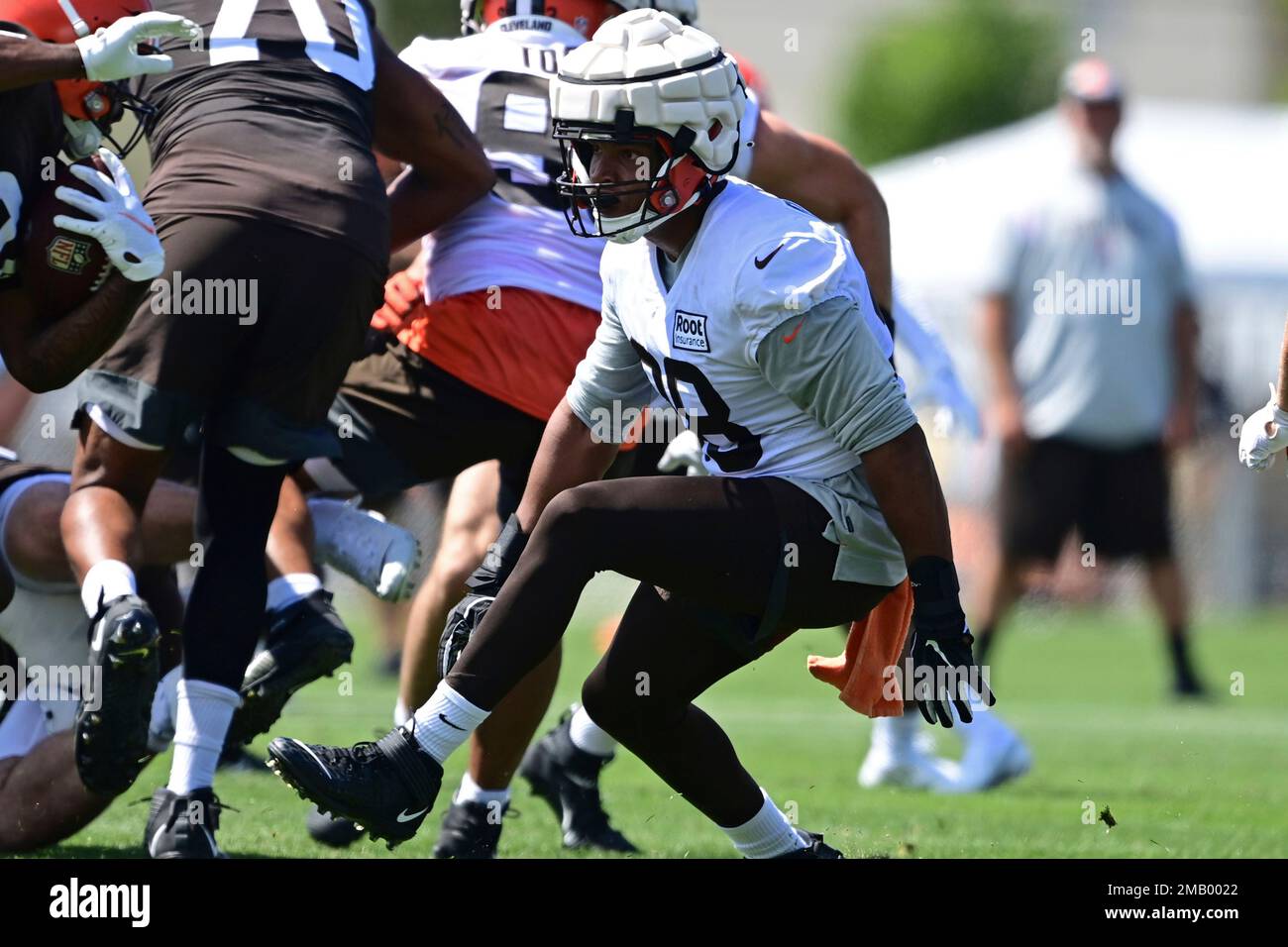Cleveland Browns defensive end Isaac Rochell participates in a drill