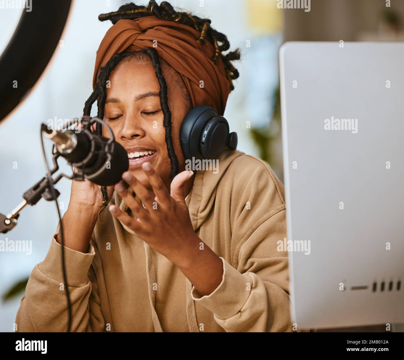 Talk radio presenter hi-res stock photography and images - Alamy