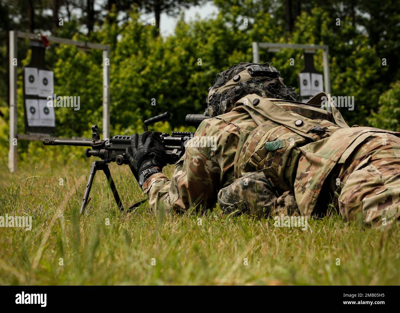 Arkansas National Guard Soldiers from the 39th Infantry Brigade Combat Team zero on their 249 Squad Automatic Weapon (SAW) June 6, 2022 at Fort Chaffee, Ark. The SAW is an American adaption of the Belgian FN Minimi. It was introducted in 1984 upon being selected as the most effective out of a line of candidate weapons. Stock Photo