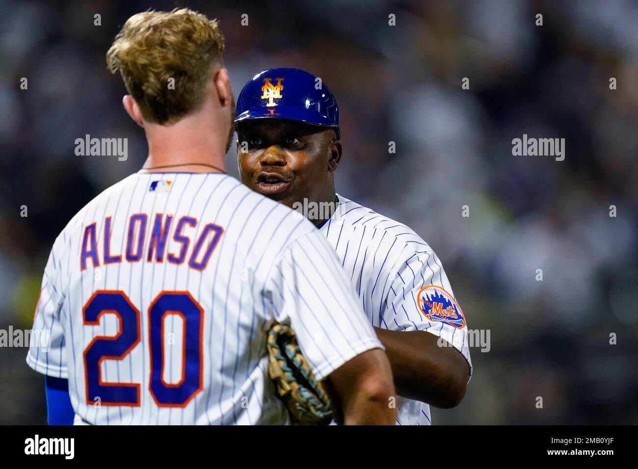 New York Mets first base coach Wayne Kirby, right, talks to Pete Alonso