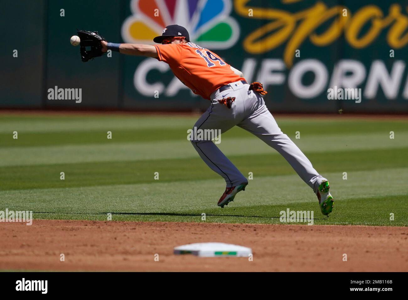 Houston Astros shortstop Mauricio Dubon (14) hits an RBI single to left  field in the bottom of the fifth inning of the MLB game between the Houston  As Stock Photo - Alamy