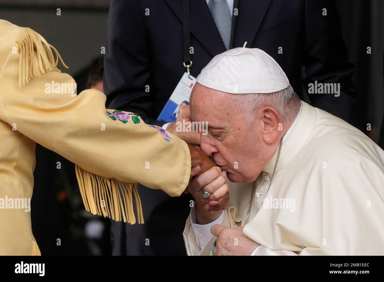 Pope Francis kisses hand to Canadian Indigenous woman as he arrives at ...