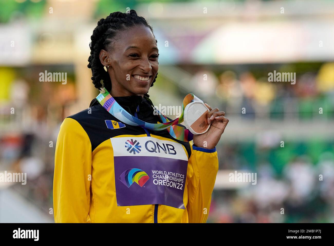 Bronze medalist Sada Williams, of Barbados, poses during a medal ...