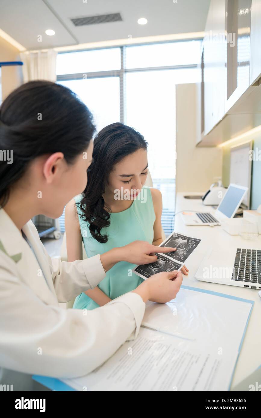 Chinese doctor action hi-res stock photography and images - Alamy