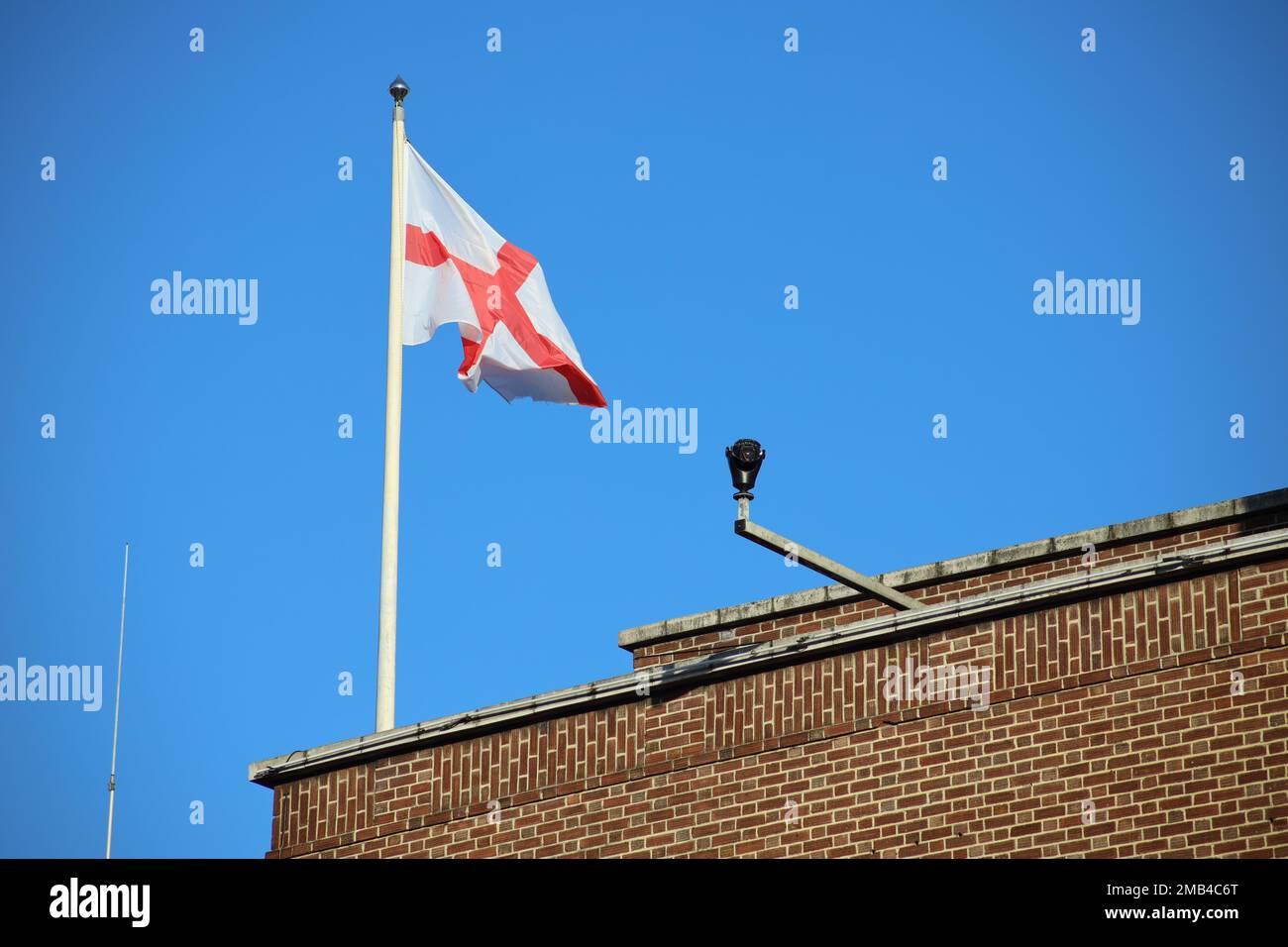 London, UK- Jan 19 2023: The flag of England flying on the rooftop of a brick building. Credit: Sinai Noor/Alamy Stock Photo