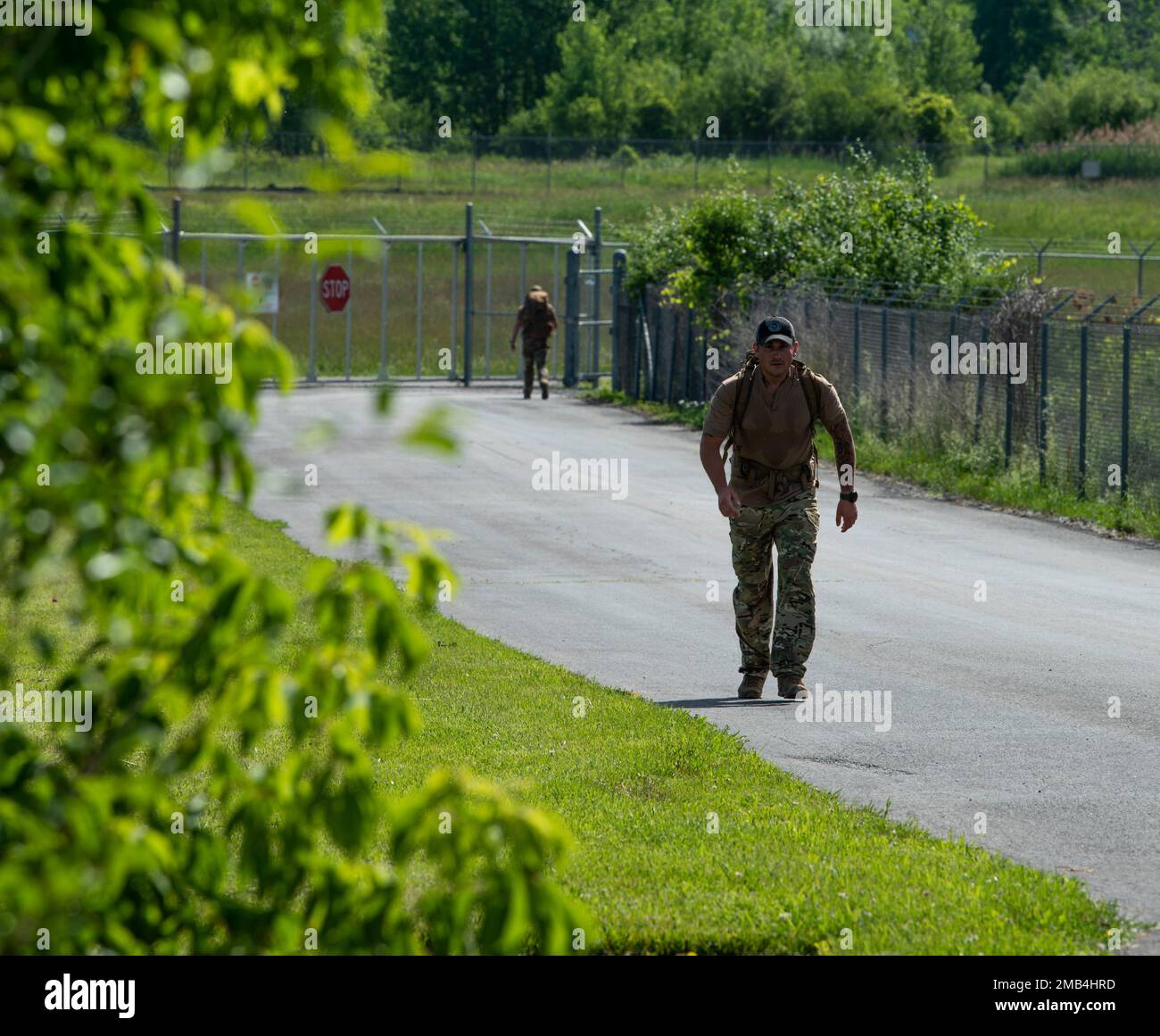 Tactical Air Control Party (TACP) Airmen of the 274th Air Support Operations Squadron, Syracuse, N.Y. participate in a 3 mile ruck march, as part of the Special Warefare Operational Fitness Test, on Hancock Field Air National Guard Base, June 11, 2022. The 274th ASOS is a geographically separated unit of the 107th Attack Wing New York Air National Guard. U.S. Air National Guard photo by Staff Sgt. Michael Janker. Stock Photo