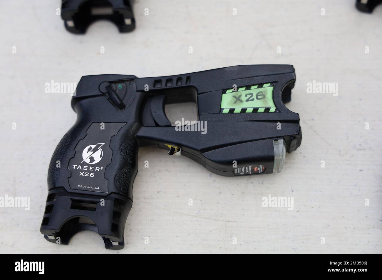 Un Taser x26 tensione elettrica Paralizzatore elettrico Foto stock - Alamy