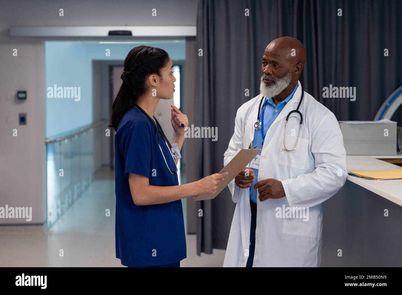 Doctor patient female hospital ward hi-res stock photography and images ...