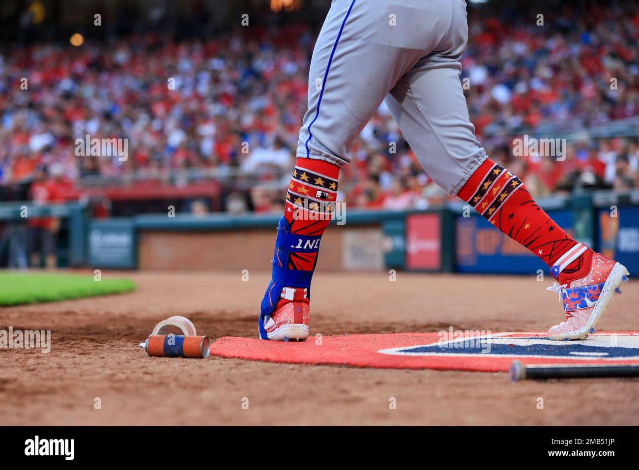 The Stance socks and New Balance cleats worn by New York Mets' Francisco  Lindor are seen as he stands on the dugout steps during a baseball game  against the Cincinnati Reds in