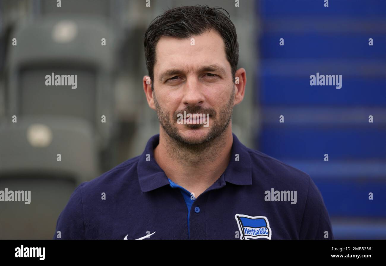 Sandro Schwarz, head coach of the German Bundesliga soccer team Hertha BSC, poses for the photographers after the team's official team photo in Berlin, Germany, Tuesday, July 5, 2022. (AP Photo/Michael Sohn) Stock Photo