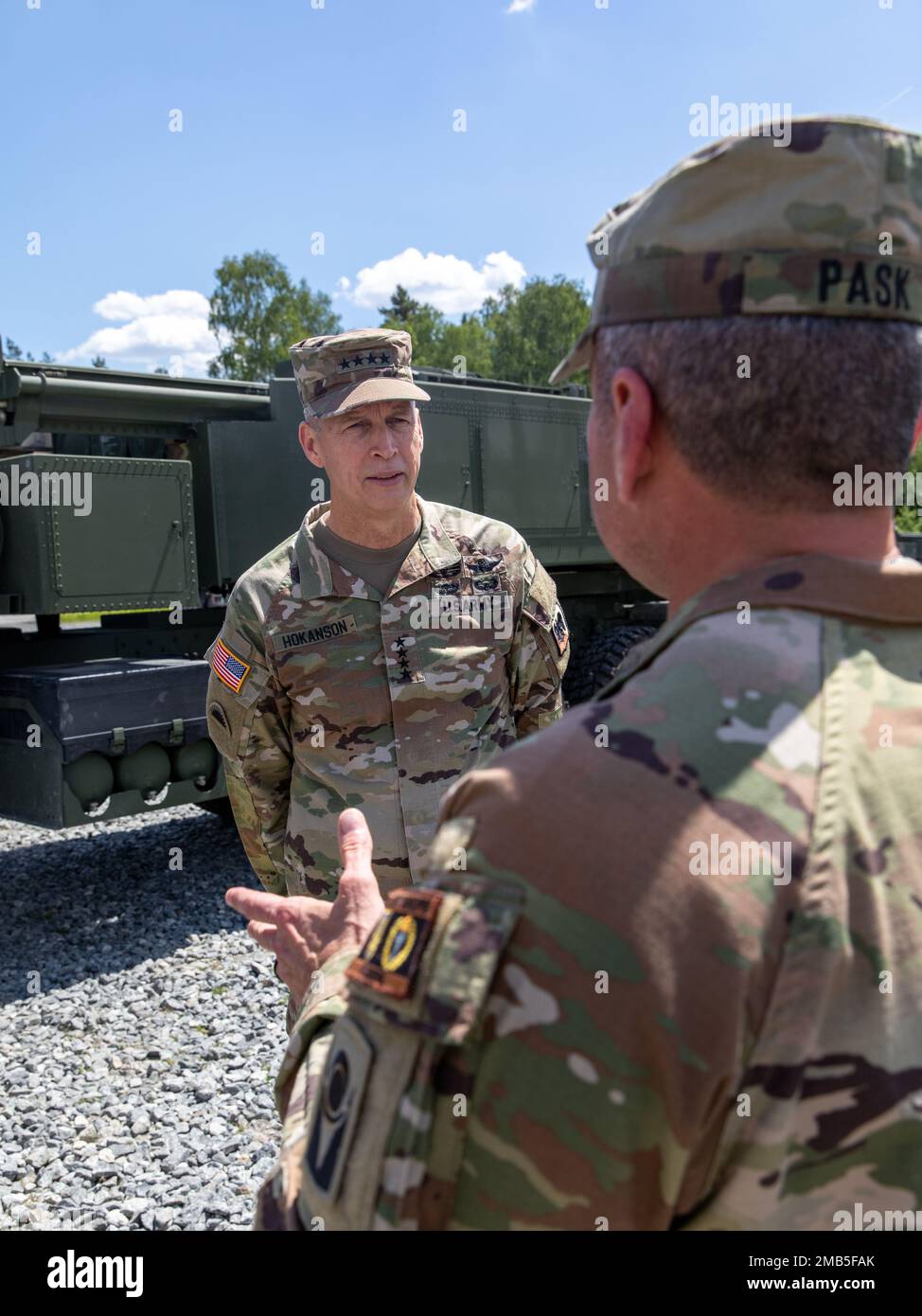 Chief of the National Guard Bureau, Gen. Daniel Hokanson, talks with Command Sgt. Maj. Jasen Pask, the Senior Enlisted Leader of Joint Multinational Training Group - Ukraine, June 12, 2022, in Grafenwoehr, Germany. Hokanson, who is touring different areas of operations throughout the european theater, stopped in Grafenwoehr Germany to see soldiers from the Florida National Guard that currently make up the JMTG-U. (Photo by Sgt. Spencer Rhodes, 53rd Infantry Brigade) Stock Photo