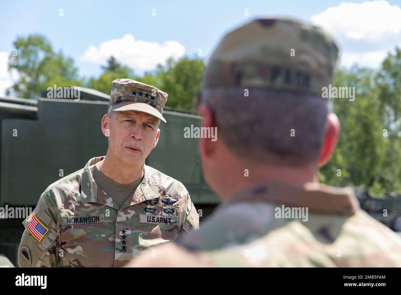 Chief of the National Guard Bureau, Gen. Daniel Hokanson, talks with Command Sgt. Maj. Jasen Pask, the Senior Enlisted Leader of Joint Multinational Training Group - Ukraine, June 12, 2022, in Grafenwoehr, Germany. Hokanson, who is touring different areas of operations throughout the european theater, stopped in Grafenwoehr Germany to see soldiers from the Florida National Guard that currently make up the JMTG-U. (Photo by Sgt. Spencer Rhodes, 53rd Infantry Brigade) Stock Photo