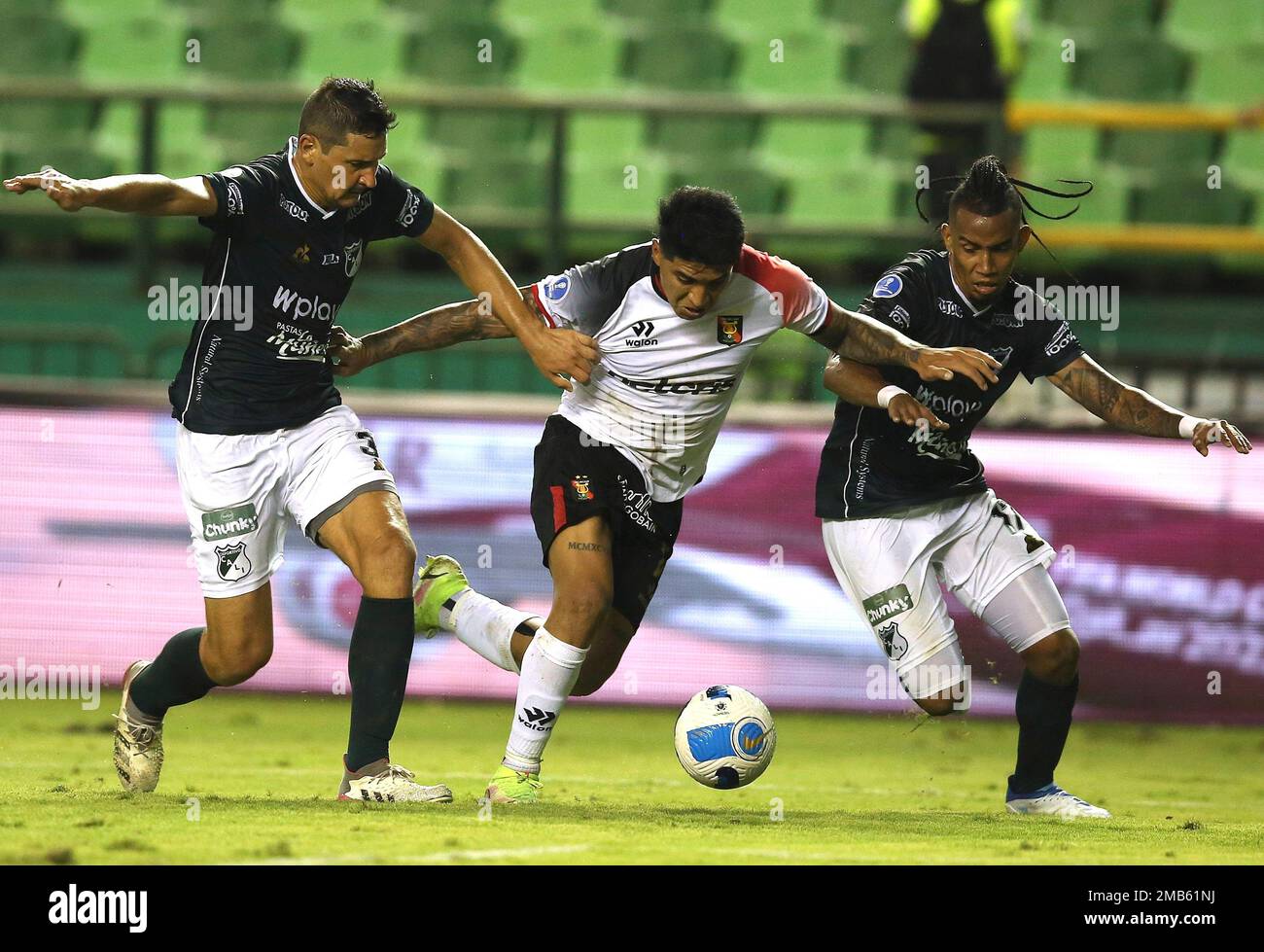 Jean Pierre Archimbaud of Peru's Melgar, center, Guillermo Burdisso, left,  and Joan Ramirez, right, of Colombia's Deportivo Cali battle for the ball  during a Copa Sudamericana round of sixteen first leg soccer