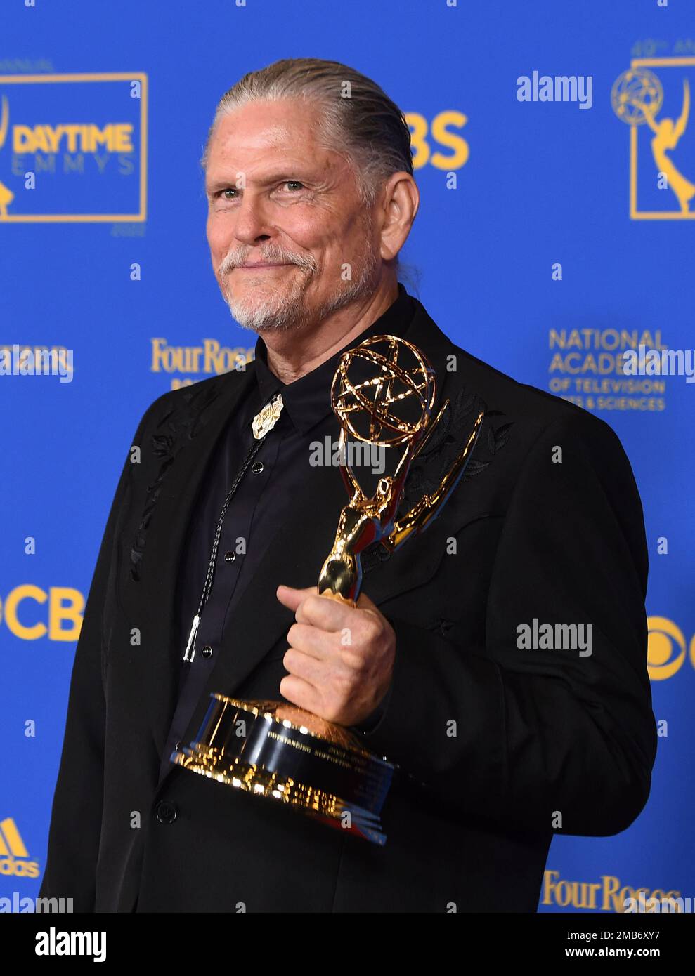 Jeff Kober poses in the press room with the award for outstanding