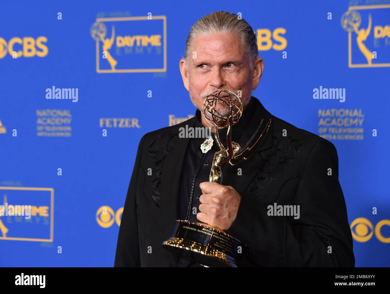 Jeff Kober poses in the press room with the award for outstanding