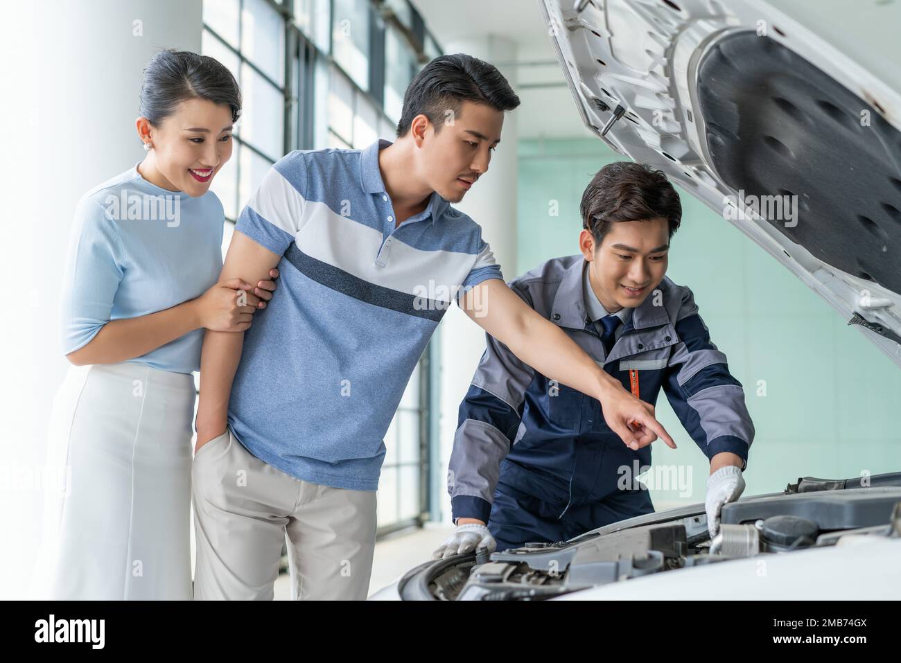 Repair Shop Roles Repair shop mechanics of personnel with the customer Stock Photo - Alamy