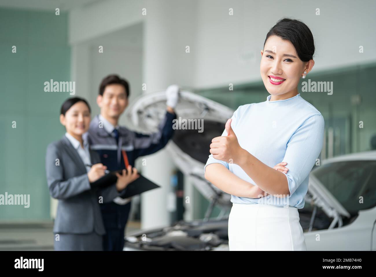 Repair Shop Roles Repair shop mechanics of personnel with the customer Stock Photo - Alamy