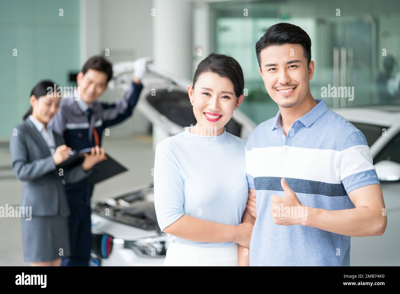 Repair Shop Roles Repair shop mechanics of personnel with the customer Stock Photo - Alamy