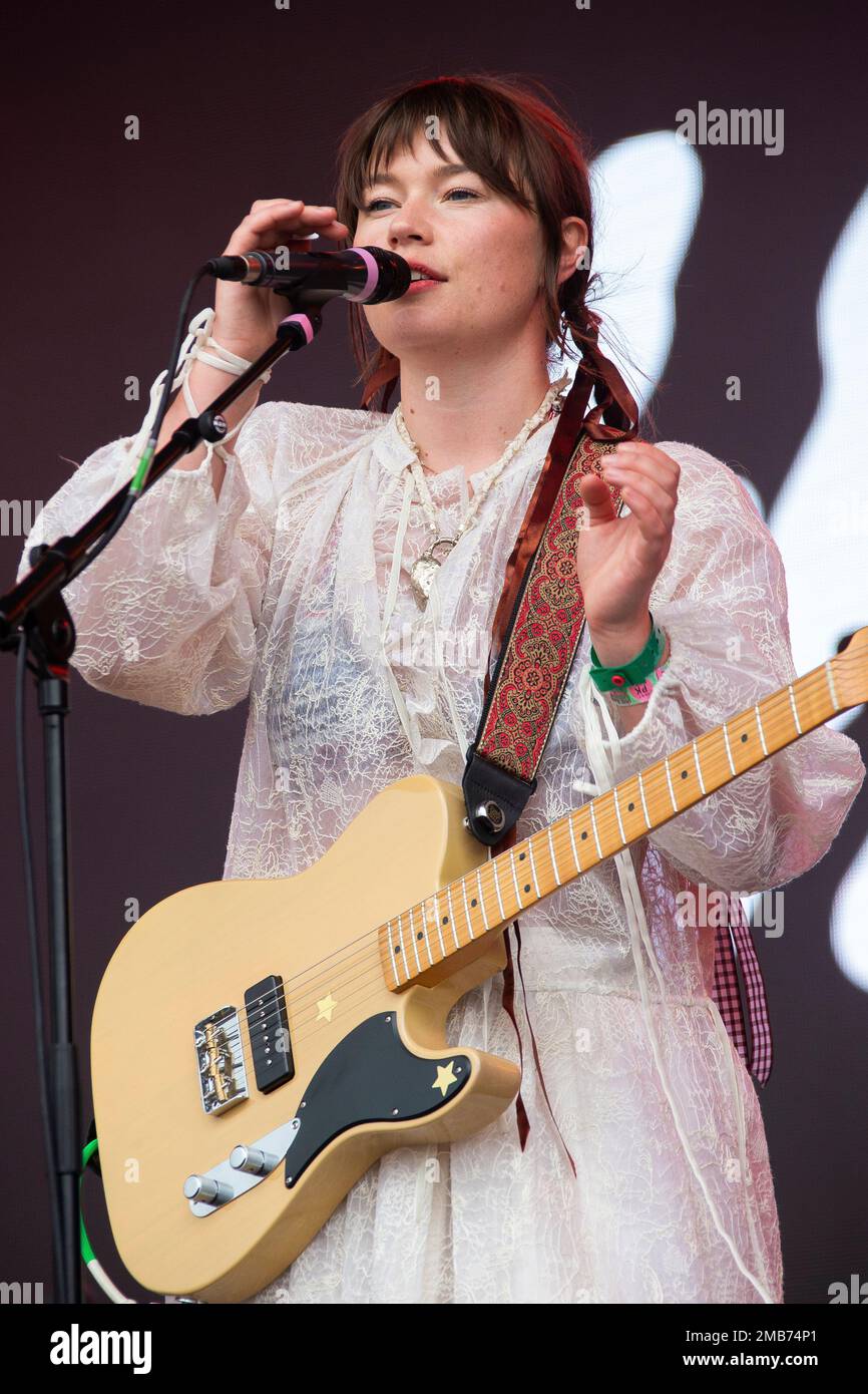 Rhian Teasdale Of The Band Wet Leg Performs At The Glastonbury Festival In  Worthy Farmsexiezpix Web Porn