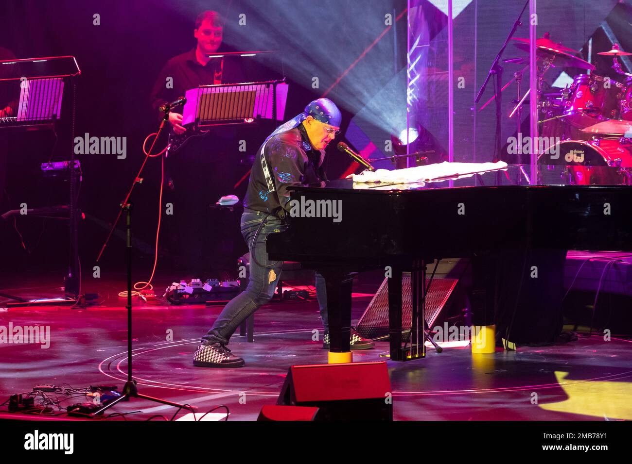 Neil Lockwood is the former lead singer with ELO Part 2 performing on P