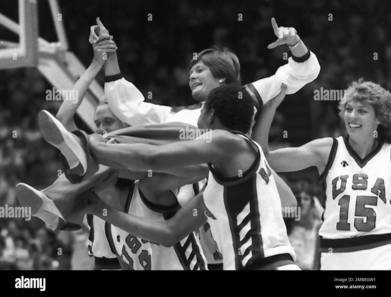 FILE U.S. women's basketball coach Pat Summitt is carried by members