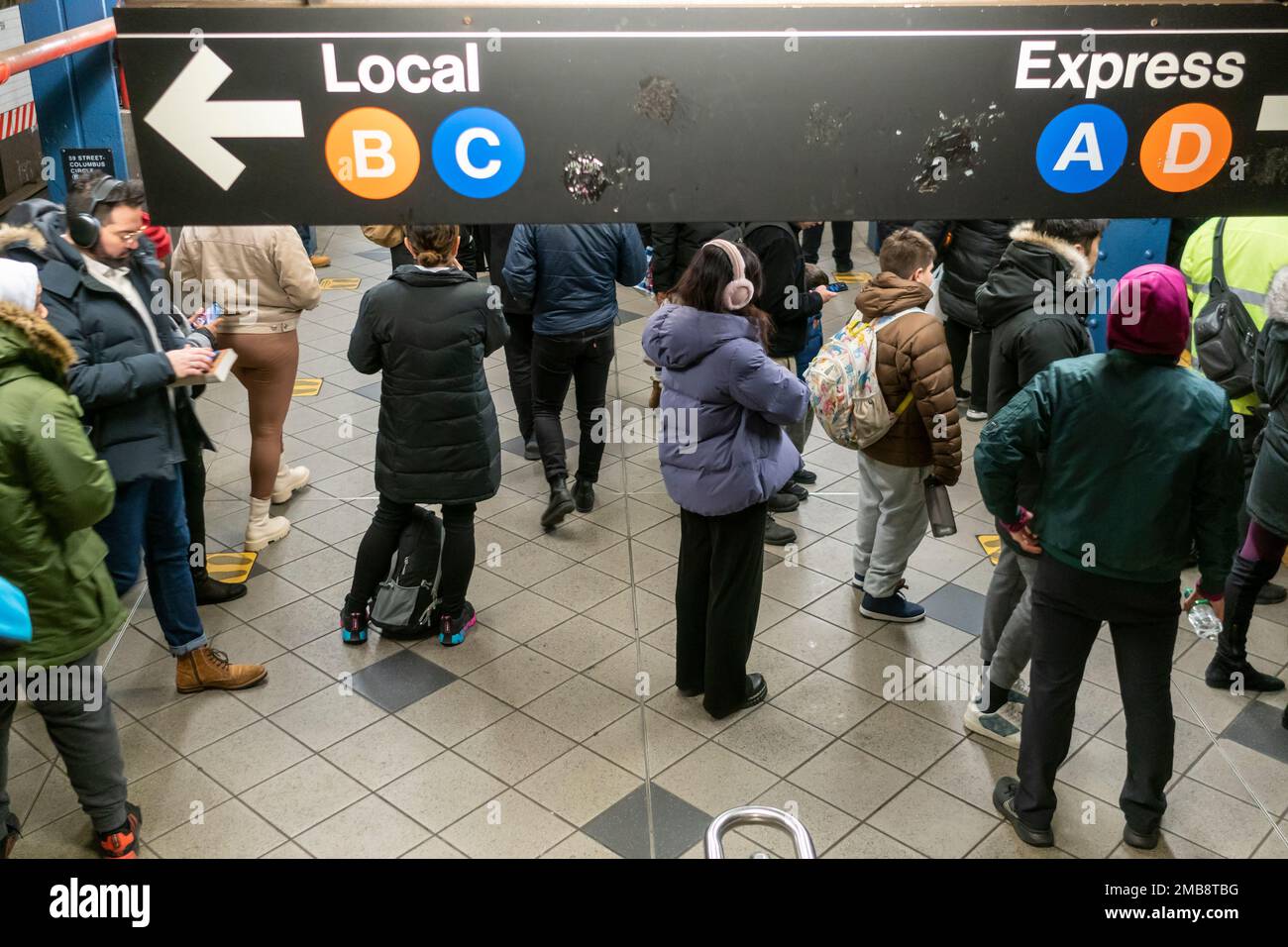 Subway Ridership Commuters wait subway trains hi-res stock photography and images - Alamy