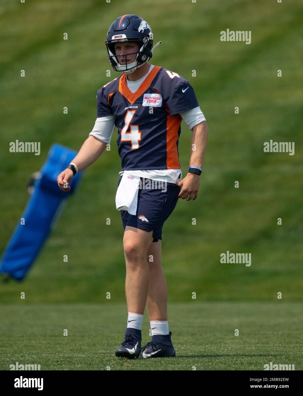 Denver Broncos quarterback Brett Rypien (4) takes part in drills during an  NFL football training camp session Monday, Aug. 5, 2019, in Englewood,  Colo. (AP Photo/David Zalubowski Stock Photo - Alamy