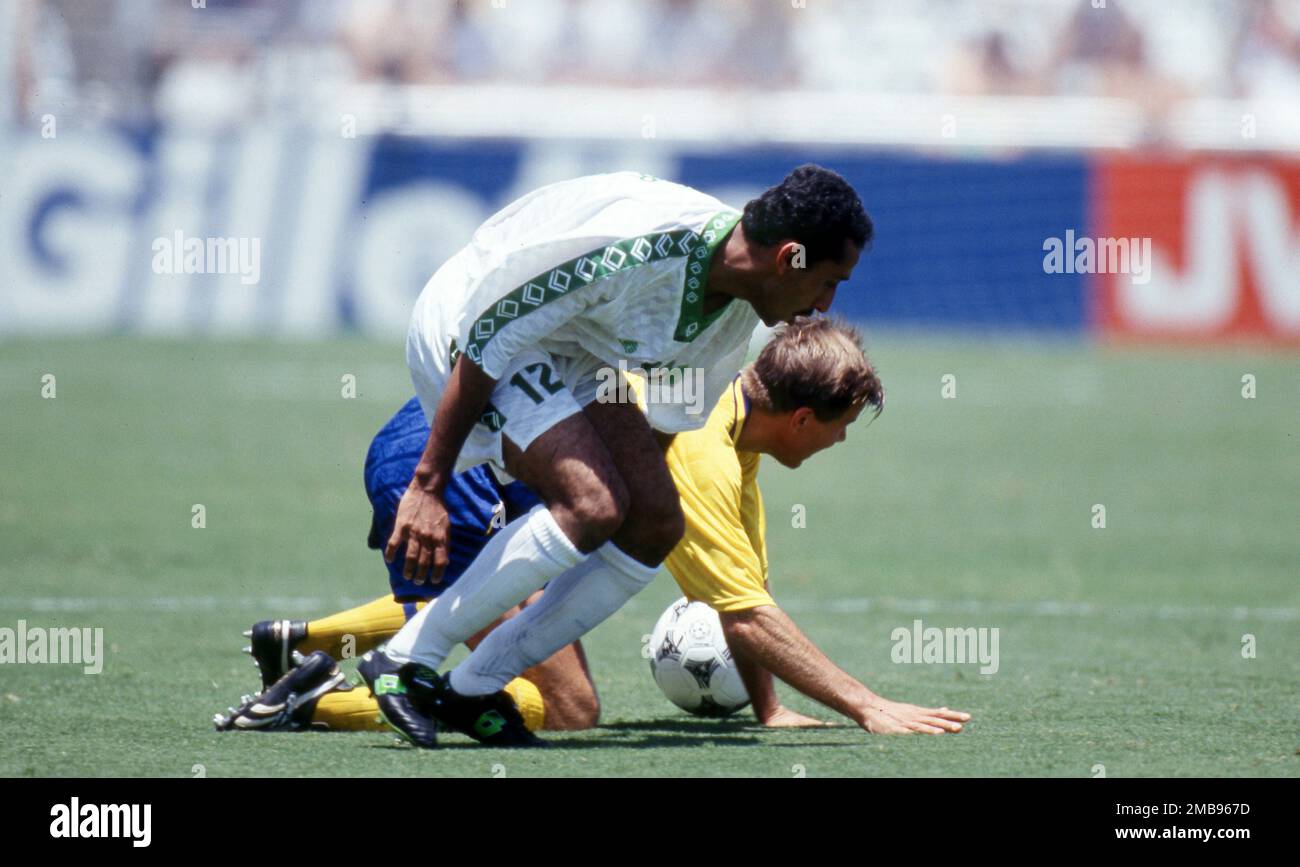 Dallas, Vereinigte Staaten. 20th Jan, 2023. firo, 03.07.1994 archive picture, archive photo, archive, archive photos football, soccer, World Cup WORLD CUP 1994 USA, 94 Round of 16: Saudi Arabia, Saudi Arabia - Sweden 1:3 duels, Sami Al-Jaber, Sami Al Jaber, versus, Kennet Andersson Credit: dpa/Alamy Live News Stock Photo