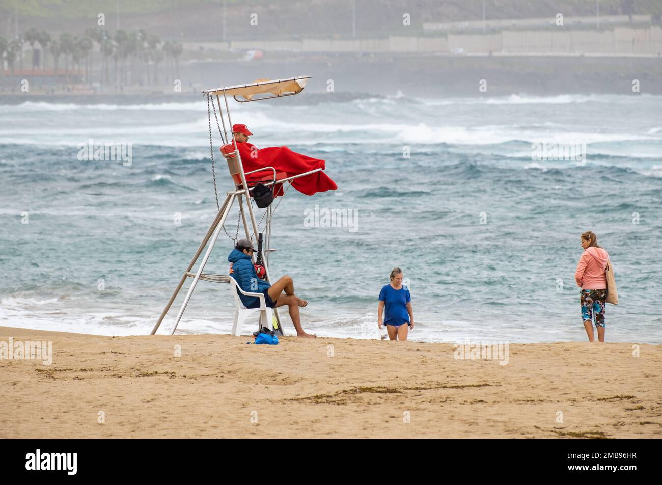 Las Palmas, Gran Canaria, Canary Islands, Spain. 20th January 2023. Cooler weather for British tourists (and lifeguards) on the city beach in Las Palmas on Gran Canaria as a cold front brings rain, strong winds, and lower temperatures to the Canary Islands. Credit: Alan Dawson/Alamy Live News Stock Photo
