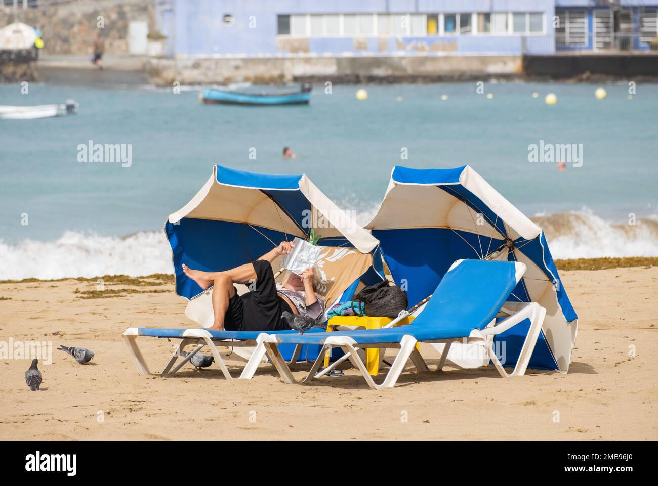 Las Palmas, Gran Canaria, Canary Islands, Spain. 20th January 2023. Cooler weather for British tourists on the city beach in Las Palmas on Gran Canaria as a cold front brings rain, strong winds, and lower temperatures to the Canary Islands. Credit: Alan Dawson/Alamy Live News Stock Photo