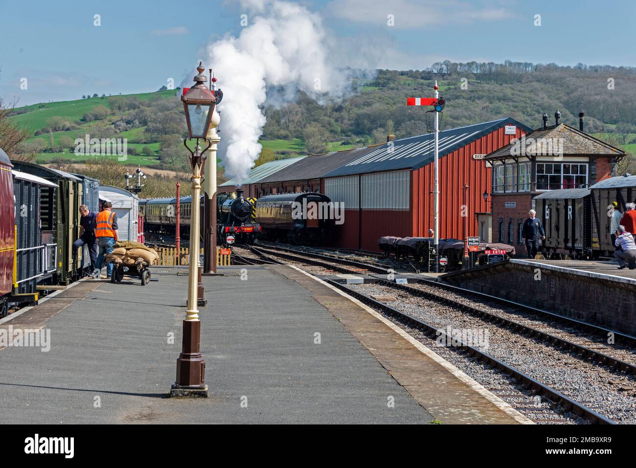 The steam 2087 is a '28xx' class longdistance heavy freight built in