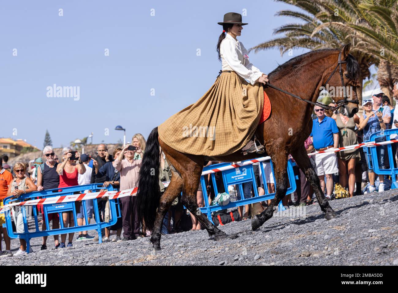 Costa Adeje, Tenerife, Canary Islands, 20 January 2023. Leaving the beach after bathing the horses at the fiesta of San Sebastian which returns for the first time since 2020 due to the covid pandemic restrictions. The annual fiesta in La Caleta on the Costa Adeje is enjoyed by locals and tourists who gather to see the many horses that come to bathe in the sea at the Playa Enramada beach. Credit: Phil Crean A/Alamy Live News Stock Photo
