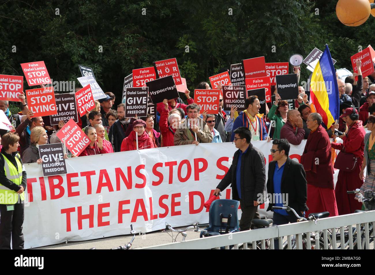 Dalai Lama in Hamburg zum Kongress 'Achtsamkeit' Protest gegen den 'Falschen Dalai Lama'. auch bei den Buddhisten gibt es unterschiedliche Glaubensrichtungen, die sich heftig streiten. Stock Photo