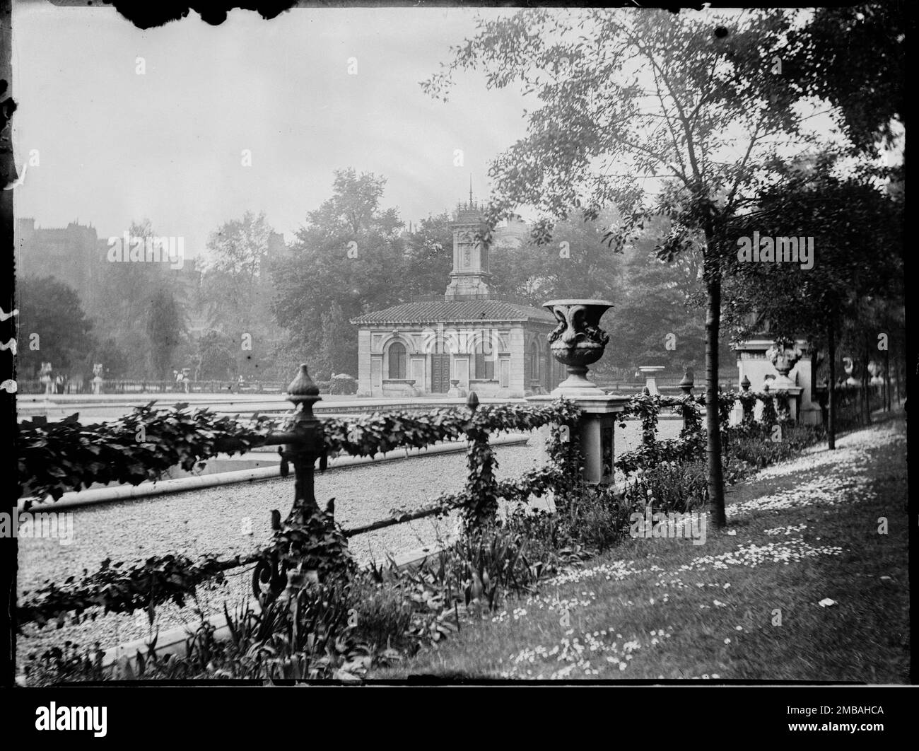 Kensington Gardens, Italian Gardens, Pavilion of The Fountains, Kensington Gardens, City of Westminster, Greater London Authority, 1906. A view over ivy covered railings towards the Pavilion of the Fountains, part of the Italian Gardens at the north end of The Serpentine. Stock Photo