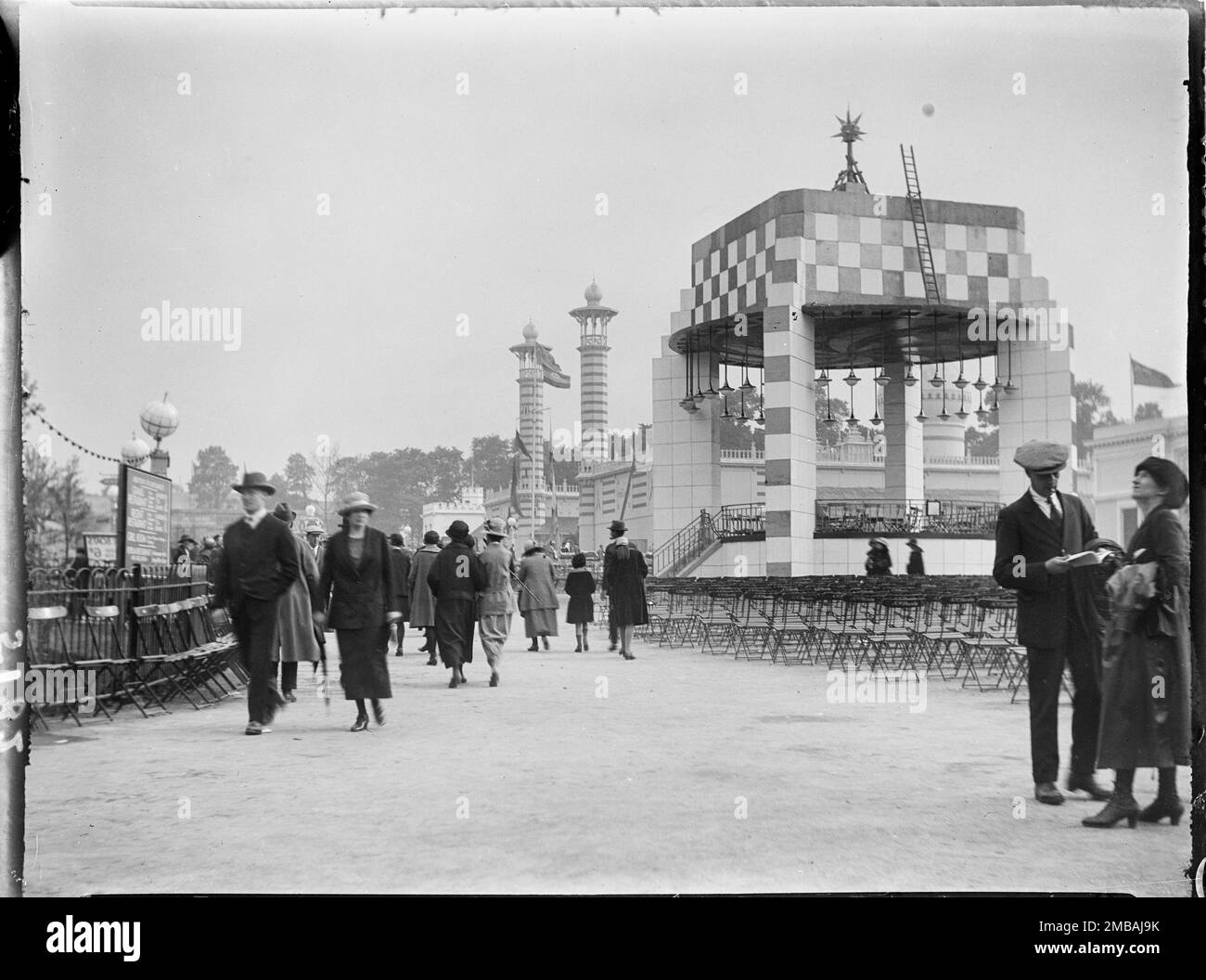 wembley-park-brent-greater-london-authority-1924-people-strolling