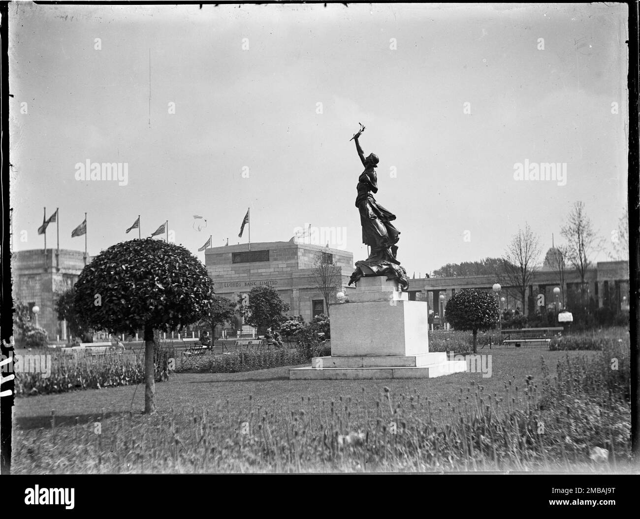 wembley-park-brent-greater-london-authority-1924-the-statue-of