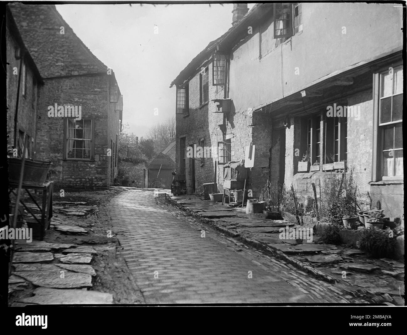 Old George Yard, Burford, West Oxfordshire, Oxfordshire, 1924. A view of the houses along Old George Yard seen from the High Street end. Stock Photo