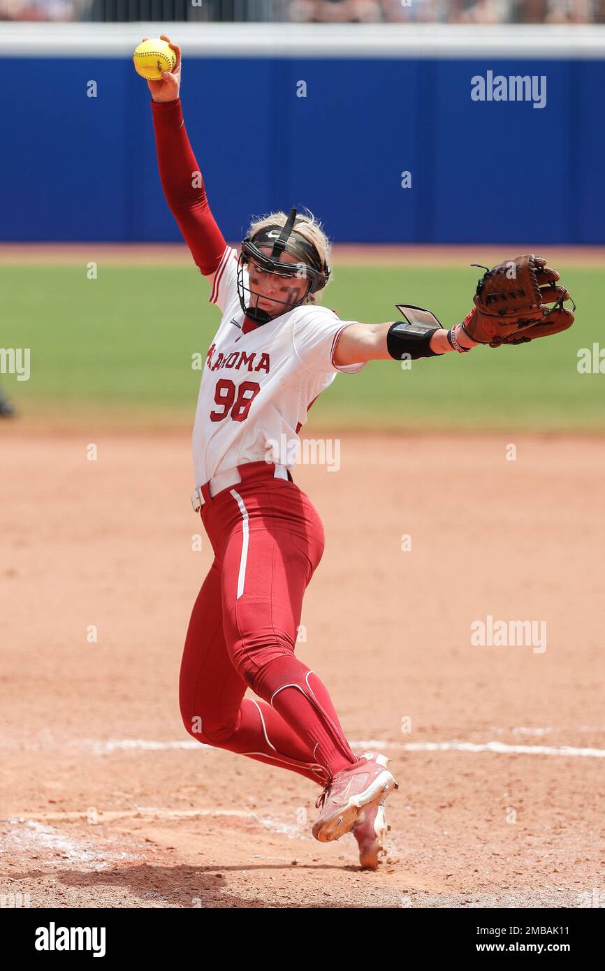 Oklahoma's Jordyn Bahl (98) pitches in the fourth inning of an NCAA