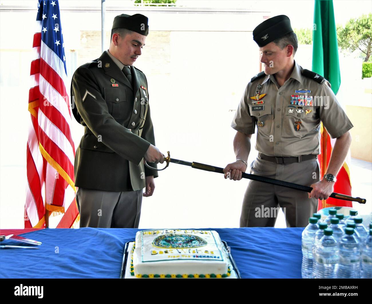 U s army garrison italy commander hi-res stock photography and images -  Alamy, image size:1300x1064