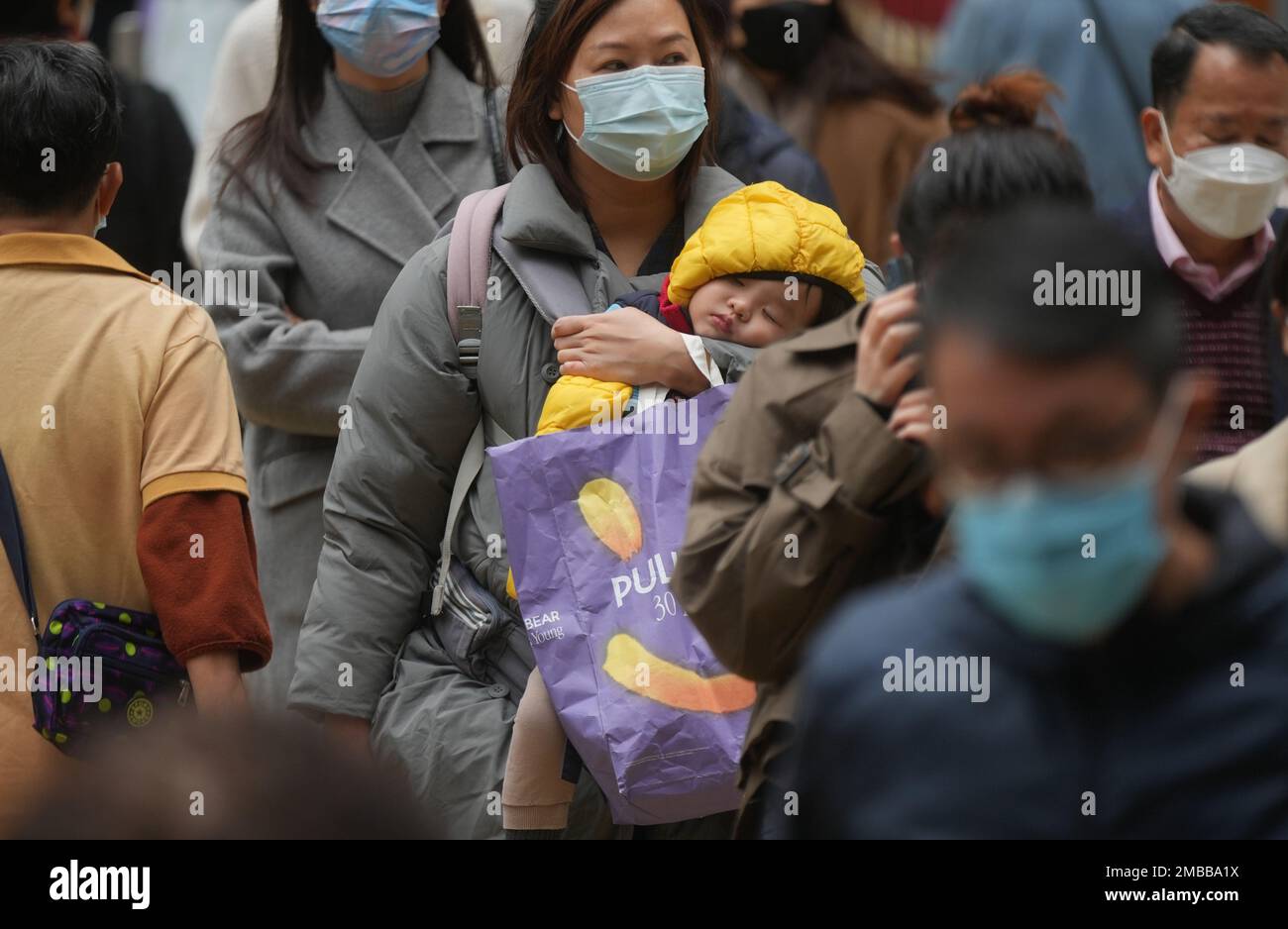 People wear warm coats under old weather in Central as the temperature