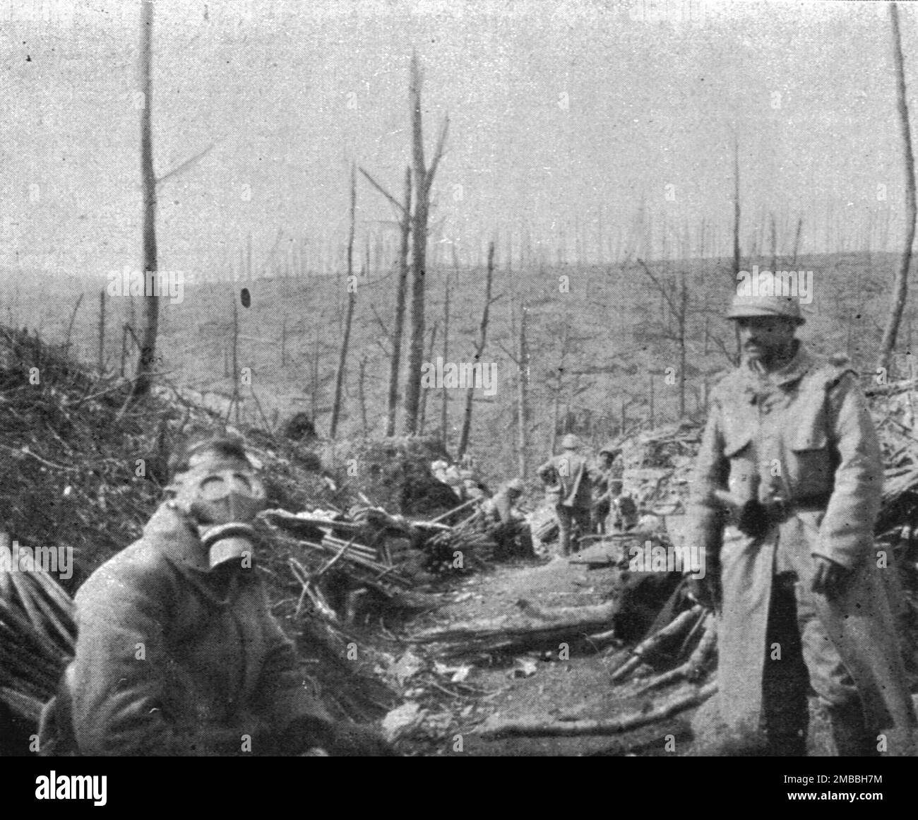 'La reprise du bois de la Caillette; Un soldat essaie un masque allemand trouve sur le terrain', 1916. From &quot;Collection de la Guerre IV. L'Illustration Tome CXLVII. La Guerre Janvier, Fevrier, Mars, Avril, Mai, Juin 1916&quot;. Stock Photo