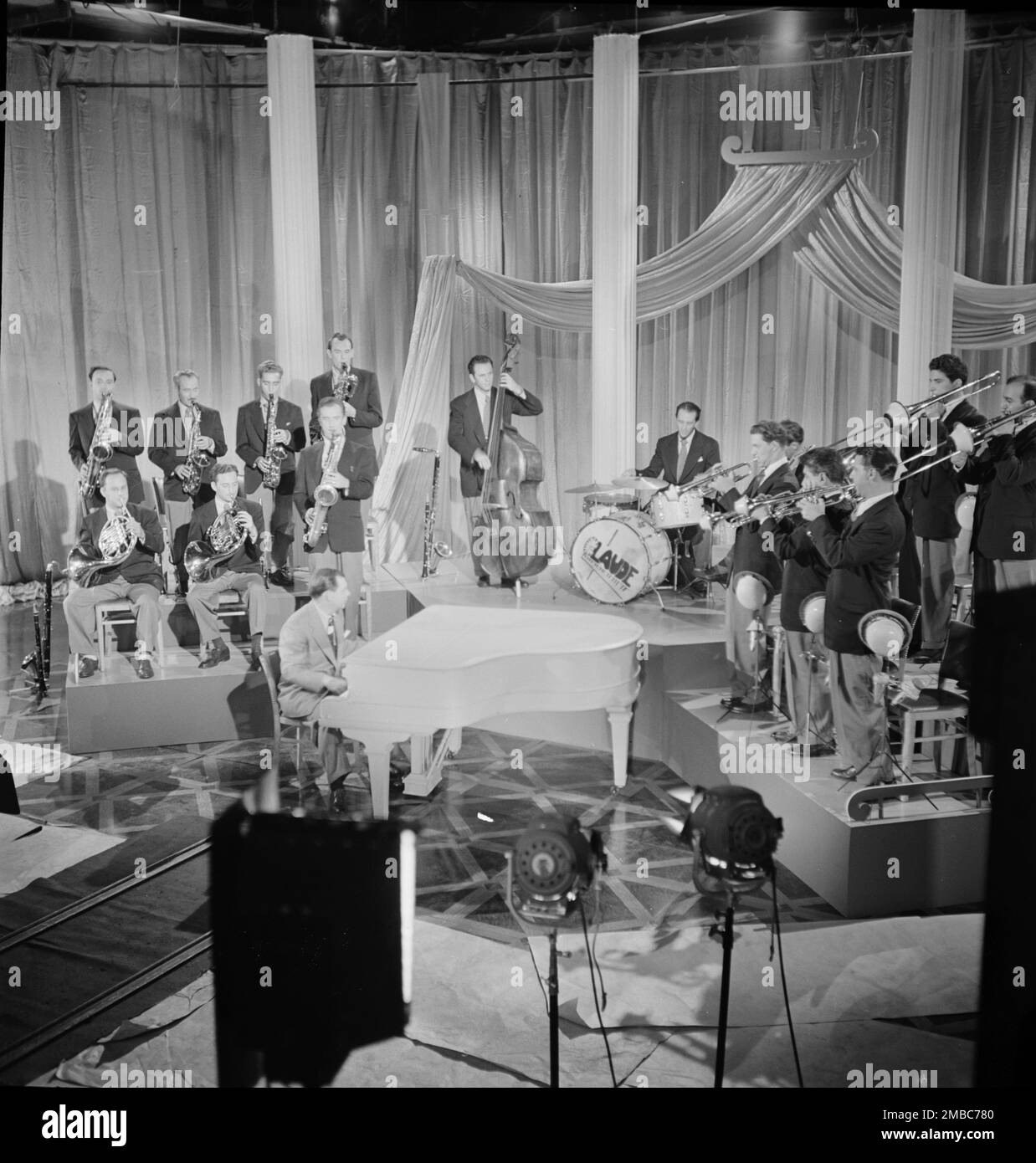 Portrait of Claude Thornhill, Sandy Siegelstien, Willie Wechsler, Micky Folus, Joe Shulman, Billy Exiner, Mario Rullo, Danny Polo, Lee Konitz, Bill Bushing, Emil Terry, Lou Mucci, Eddie Zandy, Barry Galbraith, Bill Barber, Al Langstaff, and Vahe (Tak) Tak. Stock Photo