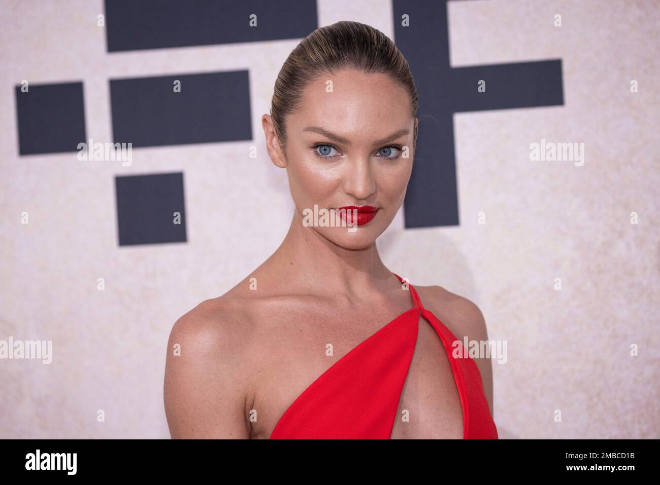 candice-swanepoel-poses-for-photographers-upon-arrival-at-the-amfar