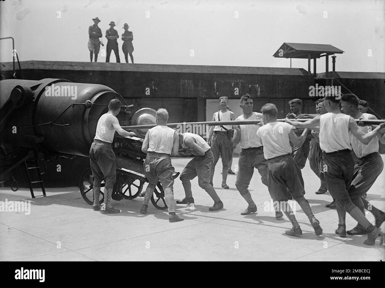 Military Training - Loading Big Gun, 1917 or 1918 Stock Photo - Alamy
