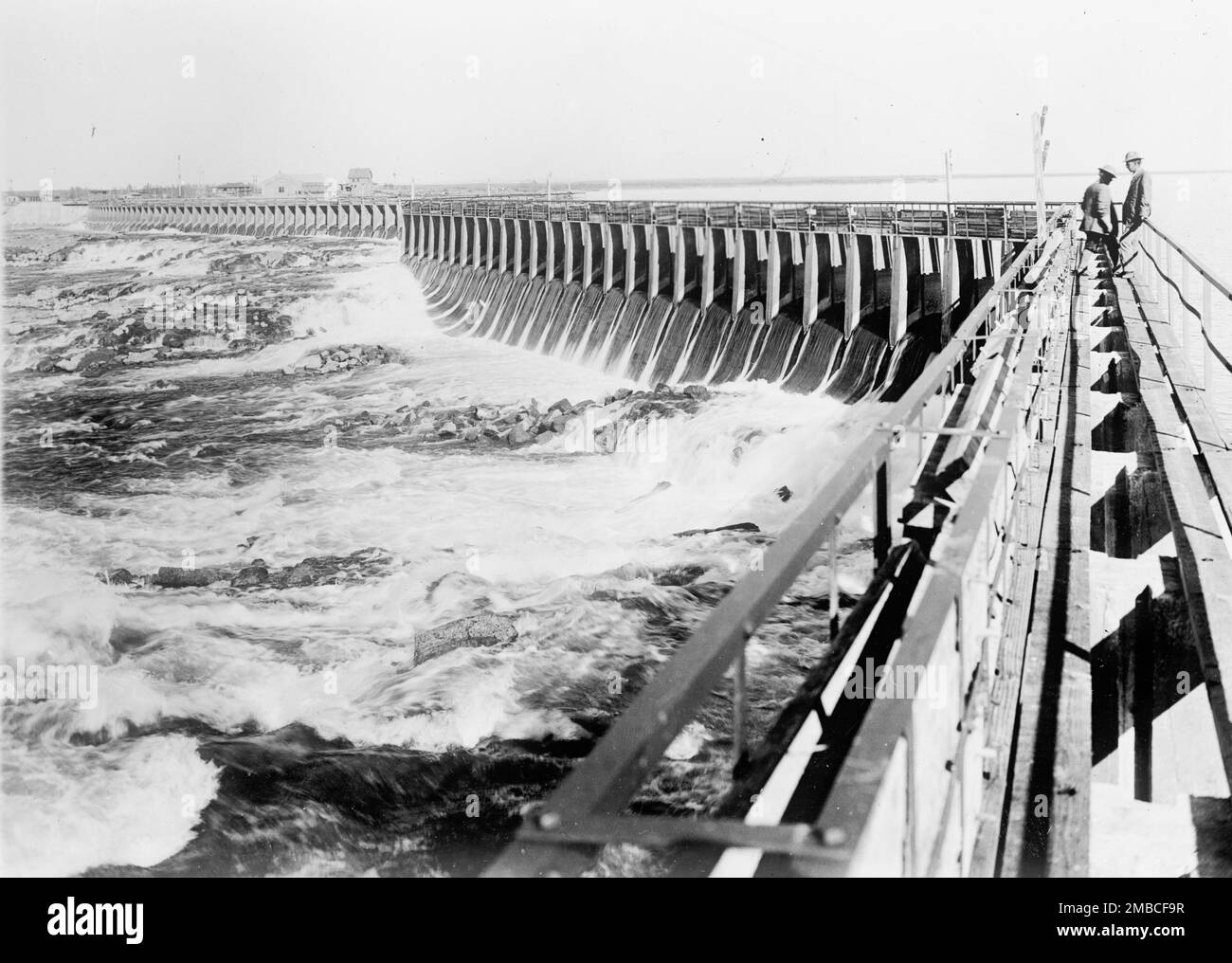 Minidoka Project - U.S. Reclamation Bureau. Minidoka Dam, One Mile Long. Power Plant in Distance, Minidoka, Idaho, 1912. Stock Photo